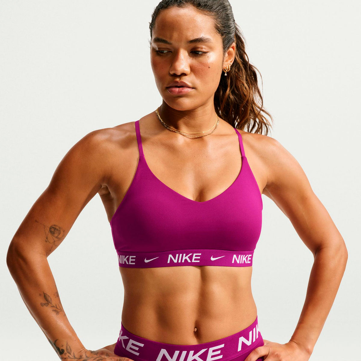 Nike Dri-Fit INDY Light Support Sujetador deportivo Mujeres - baya, blanco