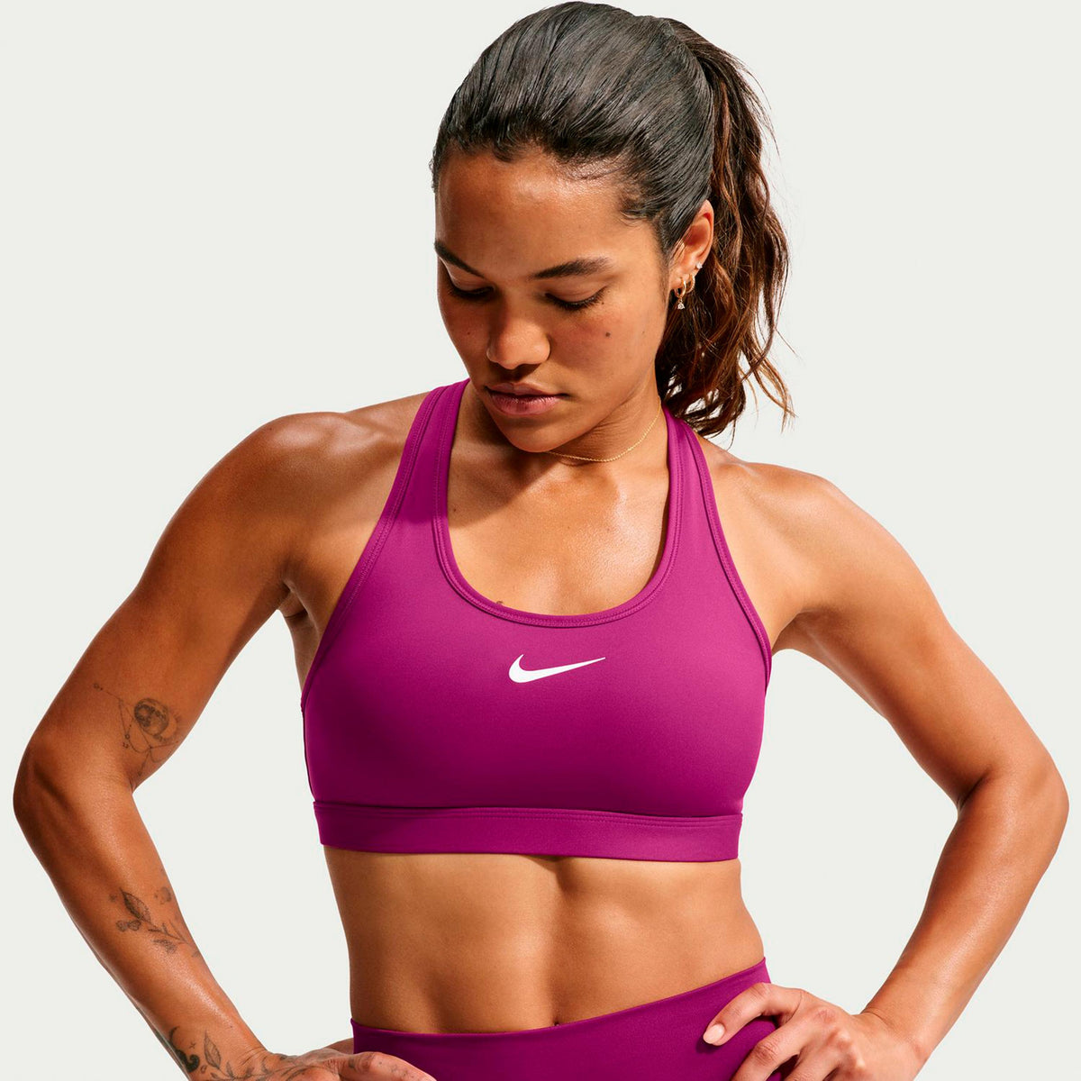 Nike Swoosh Medium Sujetador deportivo Mujeres - baya, baya