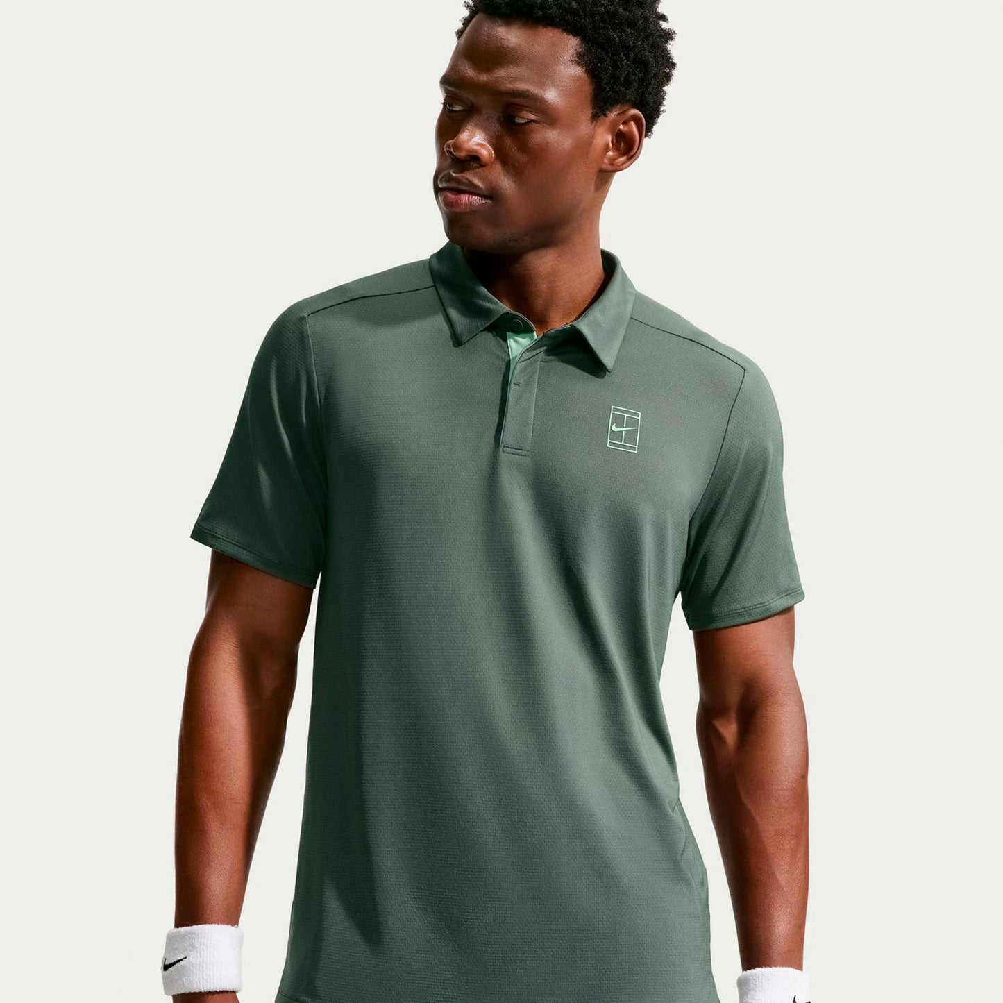 Nike Jannik Sinner Court Dri-FIT Advantage Polo Hombres - verde gris