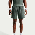 Jannik Sinner Court Dri-FIT Advantage 6in Shorts Hombres - verde gris