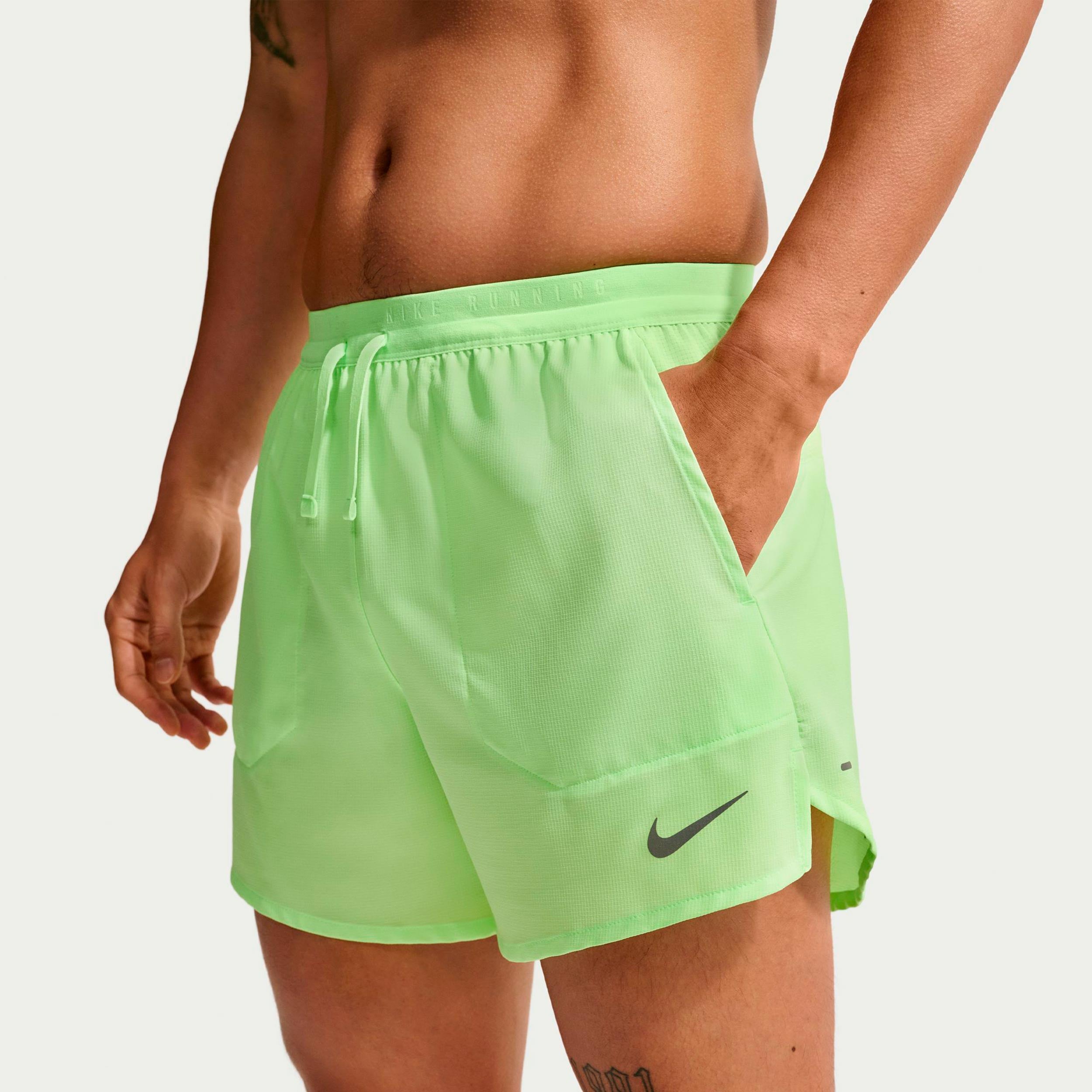 Nike STRIDE 5IN  Pantalones cortos Hombres - verde claro, plateado