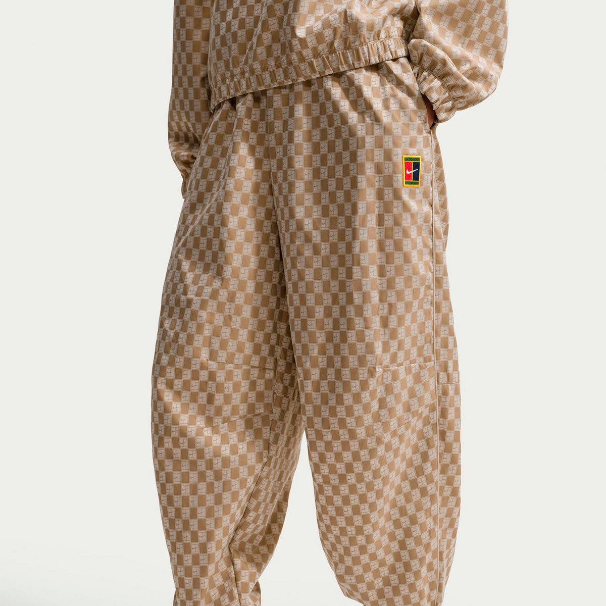 Nike Mid-Rise Oversized Pantalón de entrenamiento Mujeres - beige