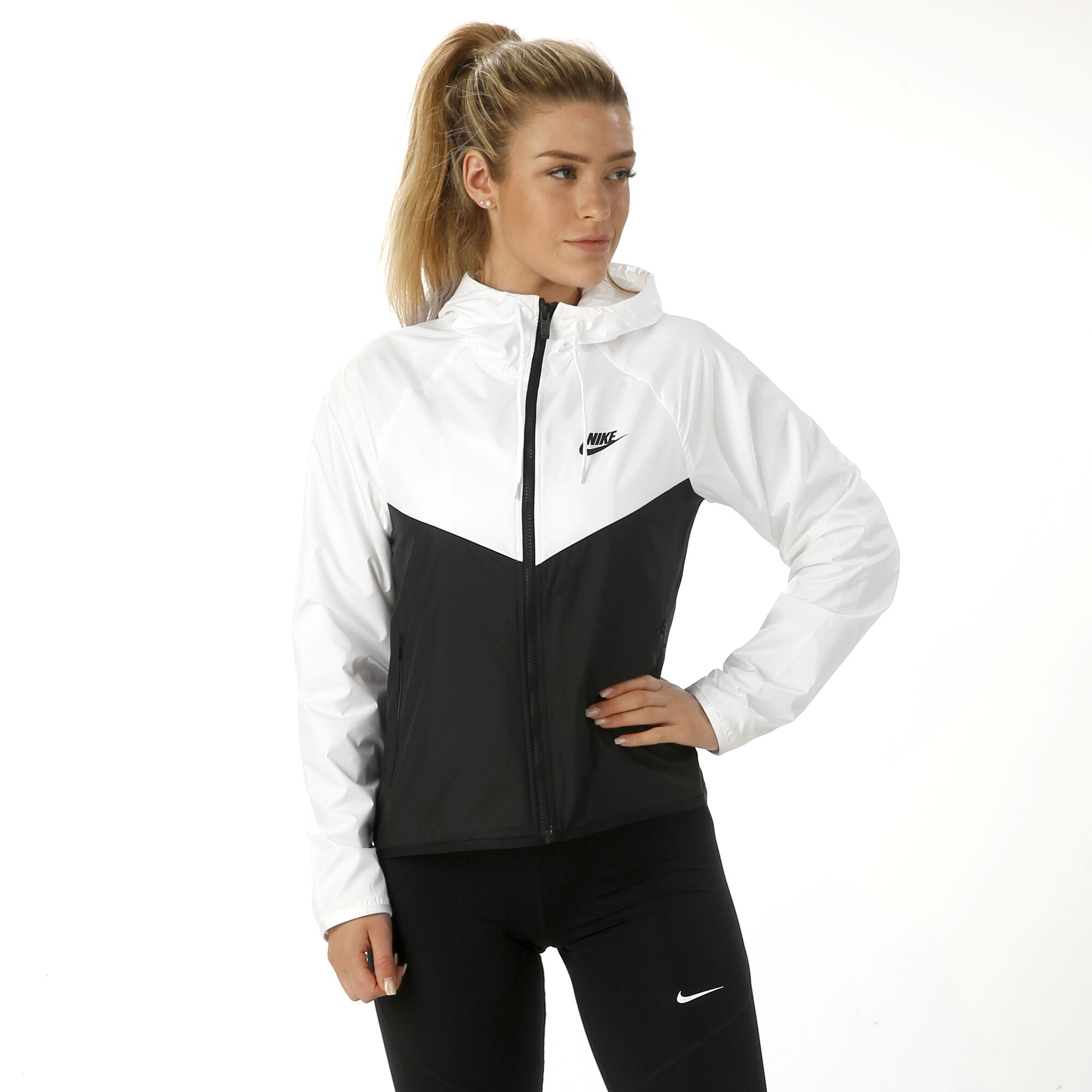 Cusco circulación Rafflesia Arnoldi Nike Sportswear Windrunner Chaqueta De Entrenamiento Mujeres - Blanco,  Negro compra online | Tennis-Point